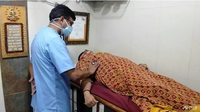 Bác sĩ Deepak Baid tình nguyện giúp đỡ tại một cơ sở y tế của nhà nước khi virus Corona tràn ngập. Ảnh: AFP.