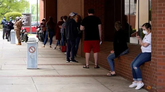 Những người mất việc đứng xếp hàng chờ nộp đơn xin trợ cấp thất nghiệp tại Trung tâm lực lượng lao động Arkansas, Fort Smith, Arkansas. Ảnh: Reuters.