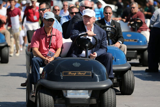 Tổng thống Trump điều khiển một chiếc xe golf tại khu nghỉ mát của mình ở Doral, Florida. Ảnh: Getty Images.