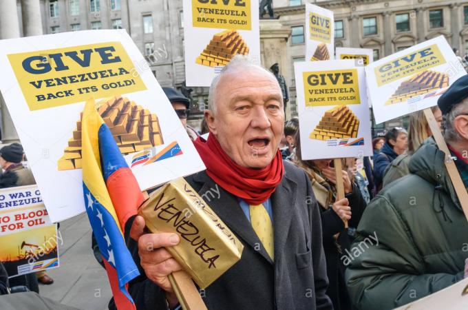 Ông Ken Livingstone tham gia nhóm biểu tình hồi tháng 2/2019 của Phong trào Đoàn kết Venezuela ủng hộ trả lại vàng cho Venezuela. Ảnh: Alamy Stock.