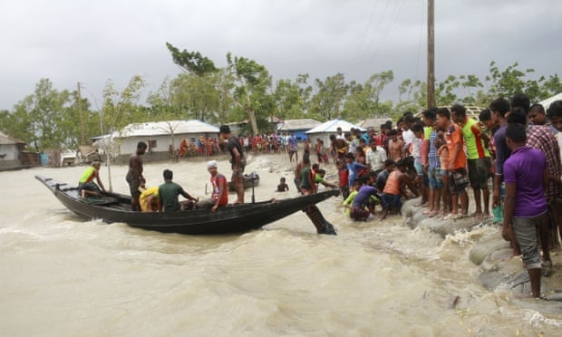 Một chiếc thuyền đưa mọi người thoát khỏi tình trạng lũ lụt do Siêu bão Amphan gây ra khi tấn công các khu vực ven biển ở Bangladesh và Ấn Độ. Ảnh: AP.