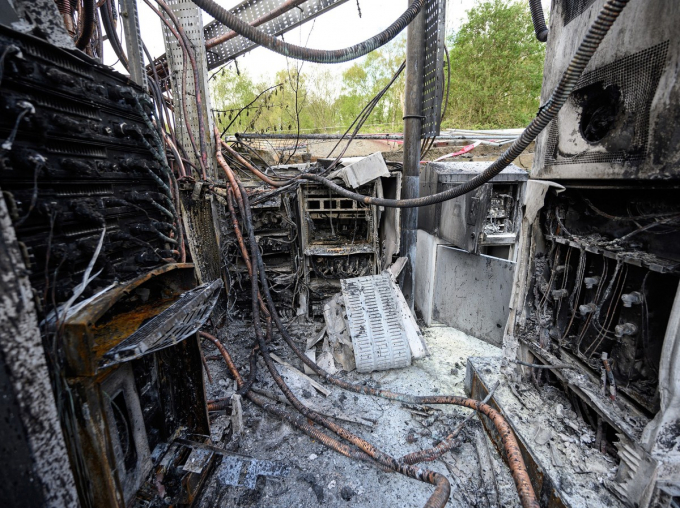 Hệ thống cáp và thiết bị viễn thông hư hỏng sau vụ hỏa hoạn hồi tháng 4 ở Huddersfield, Anh. Vụ hỏa hoạn xảy ra khi trạm phát điện thoại di động bị đốt cháy giữa các lý thuyết âm mưu liên kết công nghệ di động 5G với virus Corona. Ảnh: Getty Images.