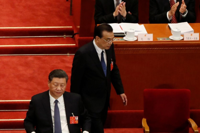 Thủ tướng Trung Quốc Lý Khắc Cường trở lại ghế của mình bên cạnh Chủ tịch Trung Quốc Tập Cận Bình sau bài phát biểu tại phiên khai mạc quốc hội, ngày 22/5/2020. Ảnh: Reuters.