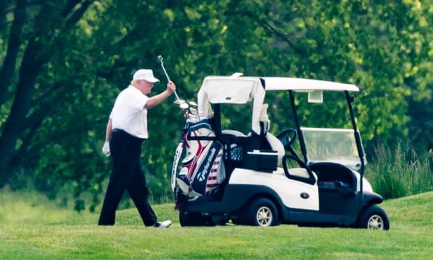 Tổng thống Trump chơi golf tại Câu lạc bộ golf quốc gia Trump ở Sterling, Virginia. Ảnh: EPA.