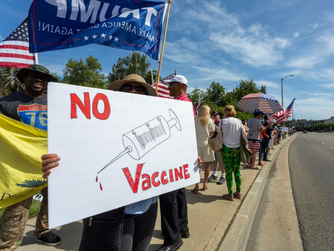 Người biểu tình giữ tấm bảng có nội dung chống vacxin khi những người ủng hộ Tổng thống Donald Trump tập hợp kêu gọi mở lại California trong bối cảnh đại dịch virus Corona tiếp tục xấu đi, ngày 16/5/2020 tại Woodland Hills, California. Ảnh: Getty Images.