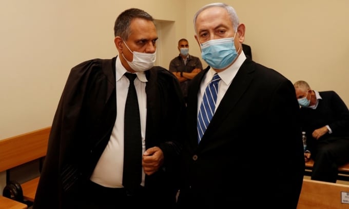 Thủ tướng Israel Netanyahu xuất hiện tại tòa án quận Jerusalem ngày 24/5. Ảnh: Reuters.