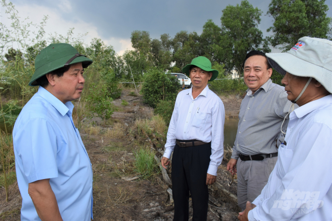 Đoàn khảo sát công tác chuyển đổi cây trồng kém hiệu quả sang trồng cây có năng suất và hiệu quả kinh tế cao trên địa bàn huyện Tân Phước, Tiền Giang. Ảnh: Hoàng Vũ.