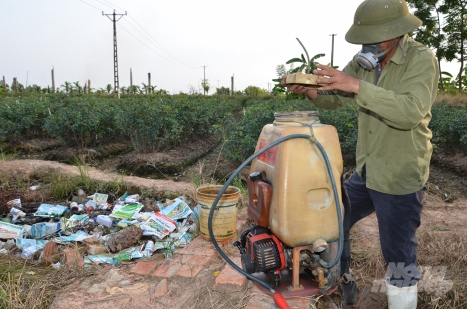 Cảnh vứt vỏ bao thuốc bừa bãi ở Mê Linh, Hà Nội.