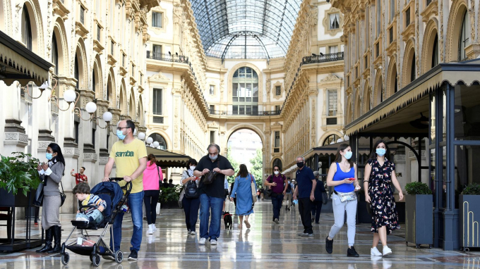 Người dân đeo khẩu trang đi bộ qua Galleria Vittorio Emanuele ở Milan, Italia. Ảnh: Sky News.