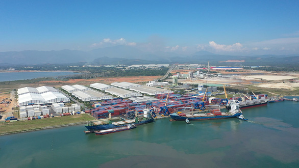 Tàu zim cập Cảng Chu Lai, chuẩn bị nhận hàng sơmi rơmoóc xuất khẩu sang Mỹ. Ảnh: THACO.
