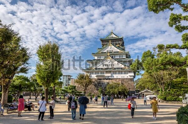 Khách du lịch tại thành cổ Osaka. Ảnh: Shutterstock.
