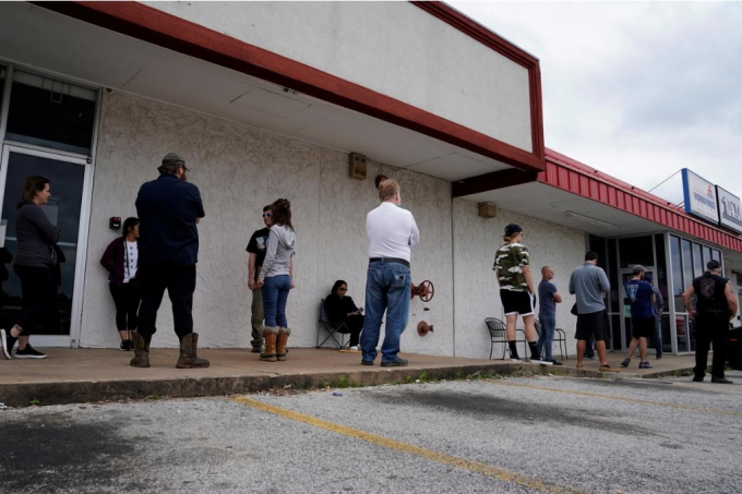 Những người mất việc chờ xếp hàng nộp đơn thất nghiệp tại Trung tâm lực lượng lao động Arkansas ở Fayetteville, Arkansas, Hoa Kỳ, ngày 6/4/2020. Ảnh: Reuters.