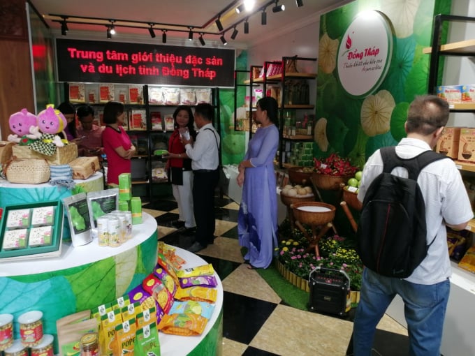 Đông đảo người dân mua sắm các sản phẩm đặc sản Đồng Tháp tại trung tâm Hà Nội.