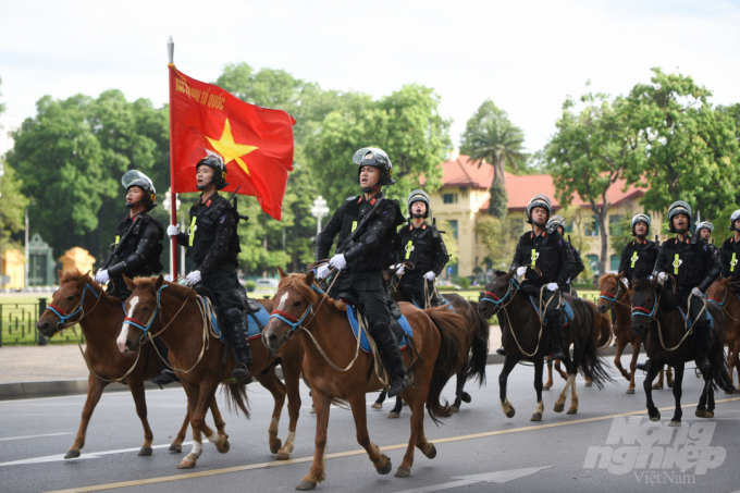 Lực lượng cảnh sát kỵ binh Việt Nam cưỡi ngựa lùn Mông Cổ diễu hành sáng 8/6. Ảnh: Tùng Đinh.