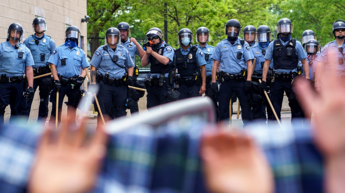 Thành phố Minneapolis quyết định cấm hành vi 'ghì siết cổ' của cảnh sát. Ảnh: Sky News.