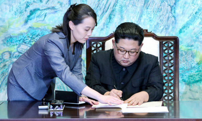 Kim Yo-jong trợ giúp Kim Jong-un tại cuộc gặp Tổng thống Hàn Quốc ở biên giới liên Triều năm 2018. Ảnh: AP.