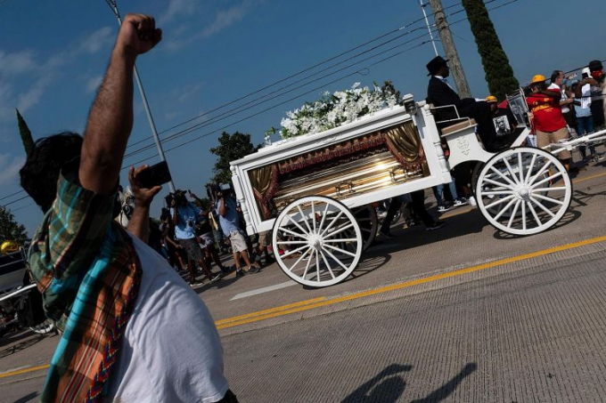 Quan tài của ông George Floyd được một chiếc xe ngựa kéo đến nơi an nghỉ cuối cùng tại nghĩa trang Houston Memorial Gardens, Texas, hôm 9/6/2020. Ảnh: AFP.