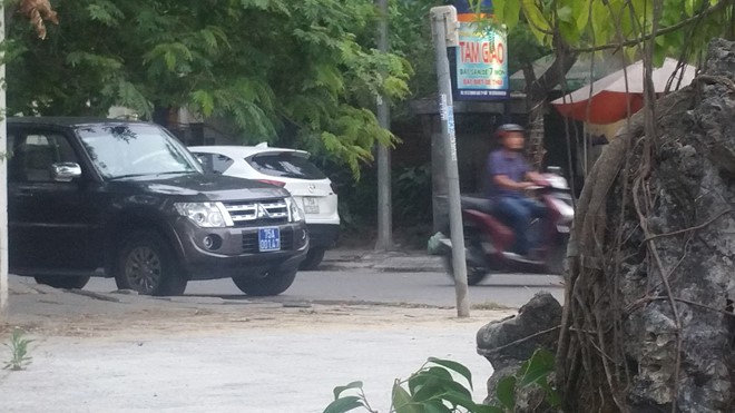 Xe biển xanh của Sở Y tế Thừa Thiên - Huế đỗ trước quán nhậu bị người dân chụp ảnh phản ánh lên Trung tâm Giám sát điều hành đô thị thông minh của tỉnh. Ảnh: Báo Thanh niên.