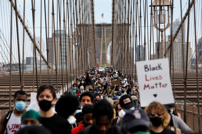 Người biểu tình diễu hành qua cầu Brooklyn, New York, Hoa Kỳ hôm 4/6/2020 để phản đối cái chết trong khi bị cảnh sát bắt giữ của George Floyd. Ảnh: Reuters.