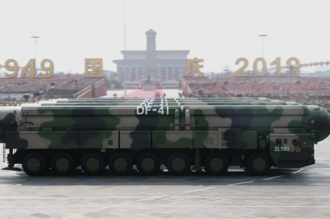 Trung Quốc tung ra tên lửa hạt nhân chiến lược liên lục địa Đông Phong 41 (Dongfeng-41) trong một cuộc diễu hành quân sự ở Bắc Kinh năm 2019. Ảnh: Tân Hoa Xã.