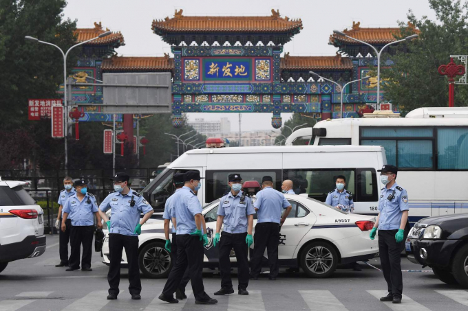 Cảnh sát bảo vệ lối vào chợ Tân Phát Địa, hiện đã đóng cửa, do có liên quan đến một nhóm các trường hợp nhiễm virus Corona mới ở Bắc Kinh. Ảnh: AFP.