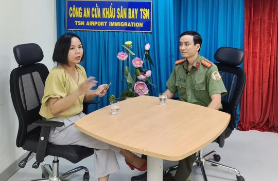 Nhà báo Bích Thủy tác nghiệp tại Công an cửa khẩu Sân bay Tân Sơn Nhất. Ảnh: Nhân vật cung cấp.