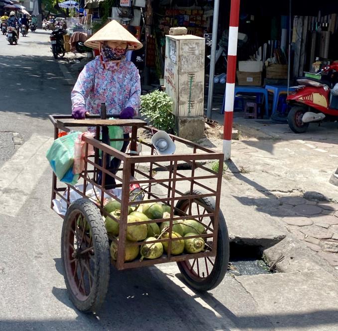 Nắng nóng lại là 'cơ hội' kiếm cơm của chị Lan. Ảnh: Hoài Trang.