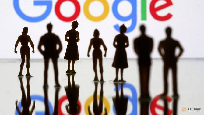 Các mô hình đồ chơi nhỏ phía trước logo Google. Ảnh minh họa: Reuters.