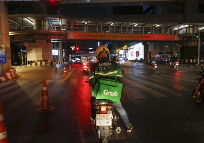 Một lái xe GrabFood thực hiện giao hàng trong thời gian phong tỏa tại Thái Lan. Ảnh: Bangkok Post.