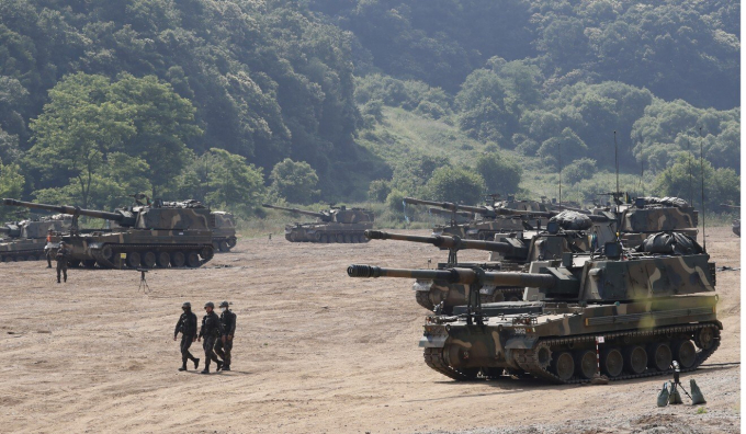 Các pháo thủ tự hành K-9 của quân đội Hàn Quốc đảm nhận vị trí trong một cuộc tập trận thường niên ở Paju, gần biên giới với Triều Tiên, ngày 23/6. Ảnh: AP.