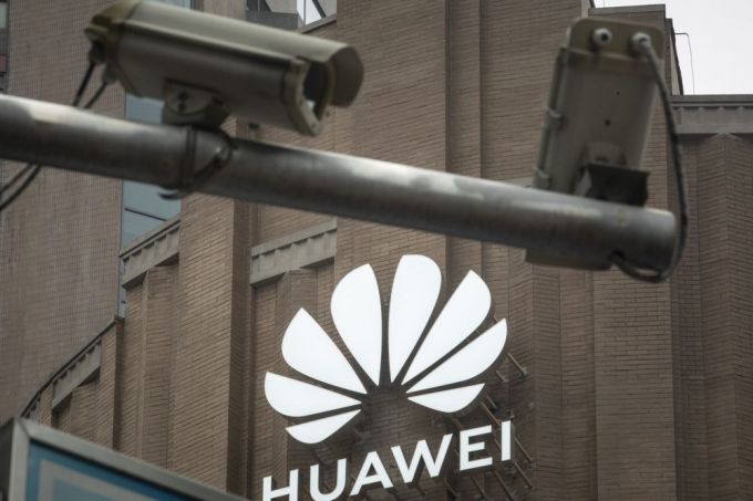 Camera giám sát công cộng được gắn vào cột phía trước cửa hàng hàng đầu của Huawei Technologies Co. tại Thượng Hải, Trung Quốc. Ảnh: Bloomberg.