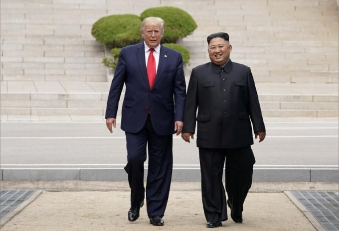 Tổng thống Hoa Kỳ Donald Trump gặp nhà lãnh đạo Triều Tiên Kim Jong-un tại khu phi quân sự ngăn cách hai miền Triều Tiên, tại Panmunjom, Hàn Quốc, ngày 30/6/2019. Ảnh: Reuters.