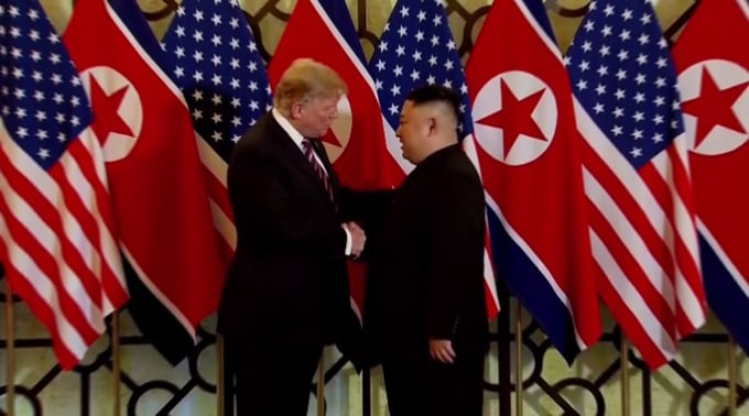 Tổng thống Donald Trump (trái) và Chủ tịch Kim Jong-un bắt tay nhau tại khách sạn Sofitel Metropole Legend, Hà Nội. Ảnh: CNN.