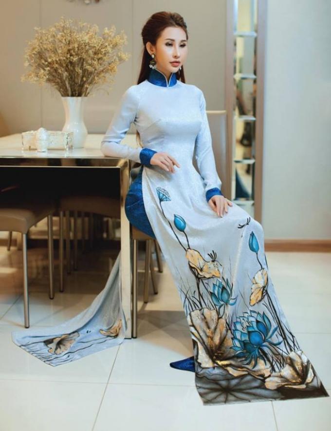 Trang phục áo dài của nhà thiết kế Việt Hùng.