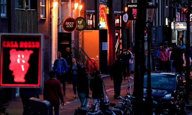 Các nhà thổ tại khu đèn đỏ ở Amsterdam mở cửa trở lại sau khi ngừng hoạt động vì virus Corona. Ảnh: Getty Images.