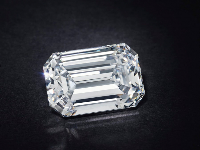 Vẻ đẹp hoàn hảo của viên kim cương 28,86 cara trị giá 2,115 triệu USD - viên kim cương đắt nhất từng được bán đấu giá trực tuyến. Ảnh: Christie.