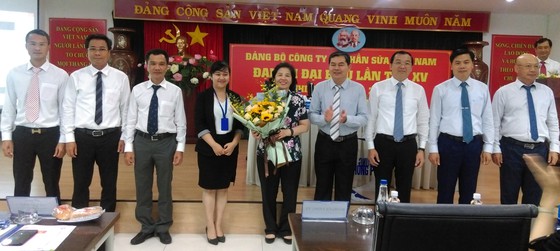 Ông Võ Văn Yên (thứ tư từ phải qua) chúc mừng Ban Chấp hành Đảng bộ Vinamilk nhiệm kỳ mới.