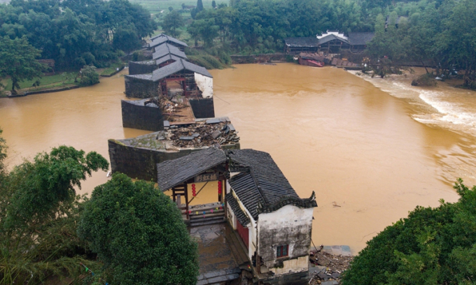Lũ lụt phá hủy một phần của cây cầu cổ Thải Hồng thời nhà Tống, tại Thượng Nhiêu, Giang Tây, Trung Quốc hôm 9/7/2020. Ảnh: VCG.