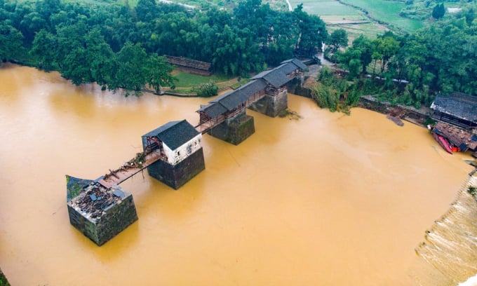 Lũ lụt phá hủy một phần của cây cầu cổ Thải Hồng triều nhà Tống, tại Thượng Nhiêu, Giang Tây, Trung Quốc hôm 9/7/2020. Ảnh: VCG.