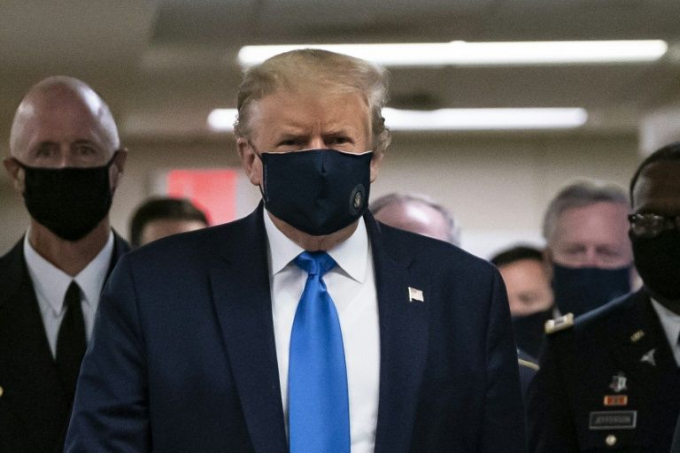 Tổng thống Mỹ Donald Trump đeo mặt nạ khi đến thăm Trung tâm y tế quân sự quốc gia Walter Reed ở Bethesda, Maryland, ngày 11/7/2020. Ảnh: AFP.
