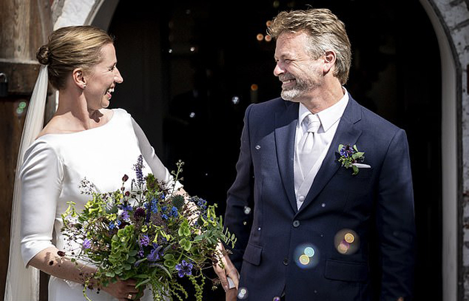 Nữ Thủ tướng Mette Frederiksen và hôn phu Bo Tengberg trong đám cưới tại nhà thờ Magleby, đảo Zealand, Đan Mạch, ngày 15/7/2020. Ảnh: EPA.