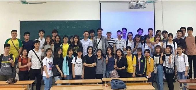 Lớp Kinh tế Việt Nam của sinh viên khóa 62 cùng cô ThS. Đồng Thanh Mai (cựu lưu học sinh tại Hàn Quốc). Ảnh: HVNN.