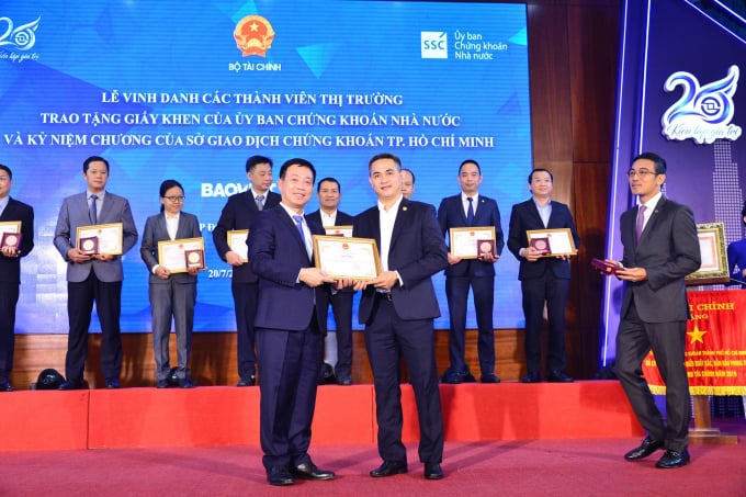 Ông Trần Văn Dũng - Chủ tịch Ủy ban Chứng khoán Nhà nước - ghi nhận Tập đoàn Bảo Việt đã có những đóng góp tích cực cho thị trường chứng khoán Việt Nam.