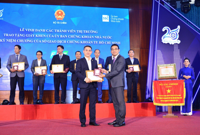 Ông Lê Hải Trà – Phụ trách HĐQT Sở Giao dịch Chứng khoán TP.HCM - trao kỷ niệm chương cho Tập đoàn Bảo Việt nhân dịp 20 năm hoạt động thị trường chứng khoán và HoSE.
