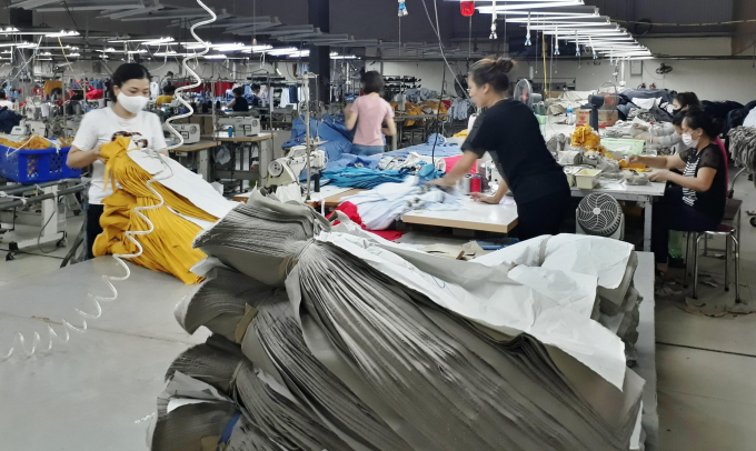 Công nhân ngành may mặc tại cụm công nghiệp Ngọc Hồi (Thanh Trì) đếm từng ngày để nhận tiền hỗ trợ. Ảnh: Trần Hồ.
