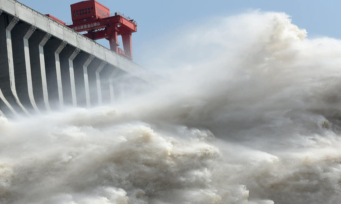Đập Tam Hiệp tại tỉnh Hồ Bắc, Trung Quốc, xả lũ hôm 15/7. Ảnh: Reuters.