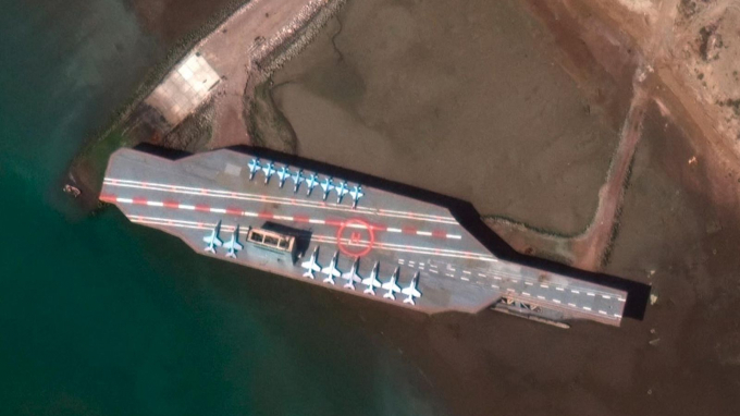 Hình ảnh tàu sân bay giả của Iran sao chép giống với tàu sân bay lớp Nimitz được sử dụng bởi hải quân Hoa Kỳ. Ảnh: Sky News.