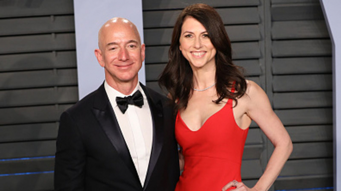 Mackenzie Scott ly dị Jeff Bezos vào năm 2019, và được để lại 4% cổ phần của Amazon. Ảnh: Sky News.