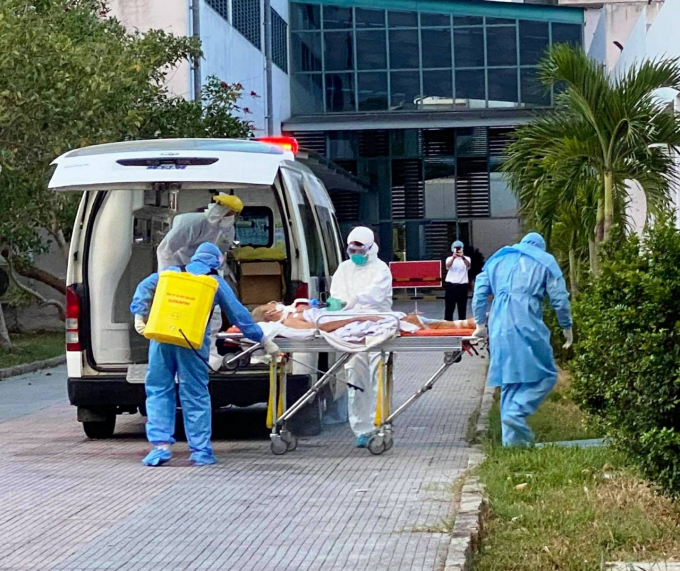 Bệnh nhân Covid-19 được vận chuyển từ bệnh viện Đà Nẵng ra bệnh viện Trung ương Huế. Ảnh: TT.