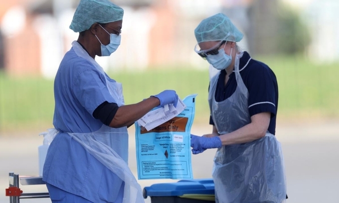 Nhân viên y tế Anh tại một trung tâm xét nghiệm nCoV ở Wolverhampton hôm 7/4/2020. Ảnh: Reuters.